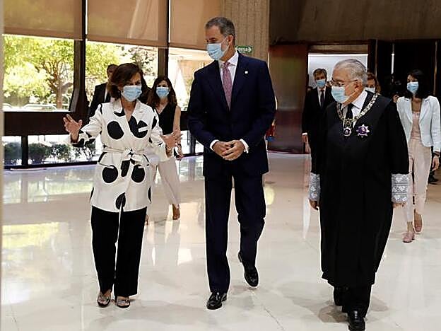 La vicepresidenta primera del Gobierno, junto al Rey de España, con una blazer con cinturón de lunares en blanco y negro, de Sfera.