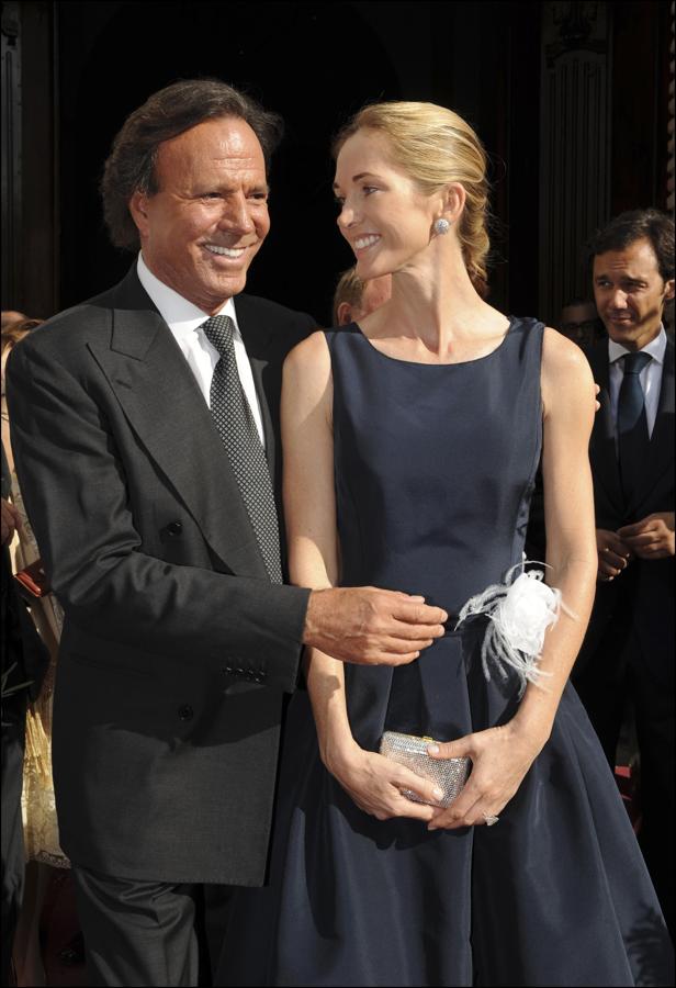 Julio Iglesias tiene un largo historial de latin lover... y de conquistar mujeres más jóvenes. Llevaba ocho años con la tahitiana Vaitiare (que había empezado cuando ella tenía 17 años) y la dejó por Miranda Rijnsburger, de 25. Julio tenía 47. Eso sí, llevan ya 30 años juntos.
