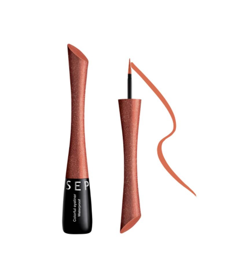 Su nueva fórmula de larga fijación, waterproof y superpigmentada, permanece intacta durante todo el día sin correrse ni borrarse, incluso en ambientes húmedos. Disponible en 12 colores superintensos, de acabado mate o  irisado.  Colorful Eyeliner Waterproof de Sephora Collection  (12,95 €).