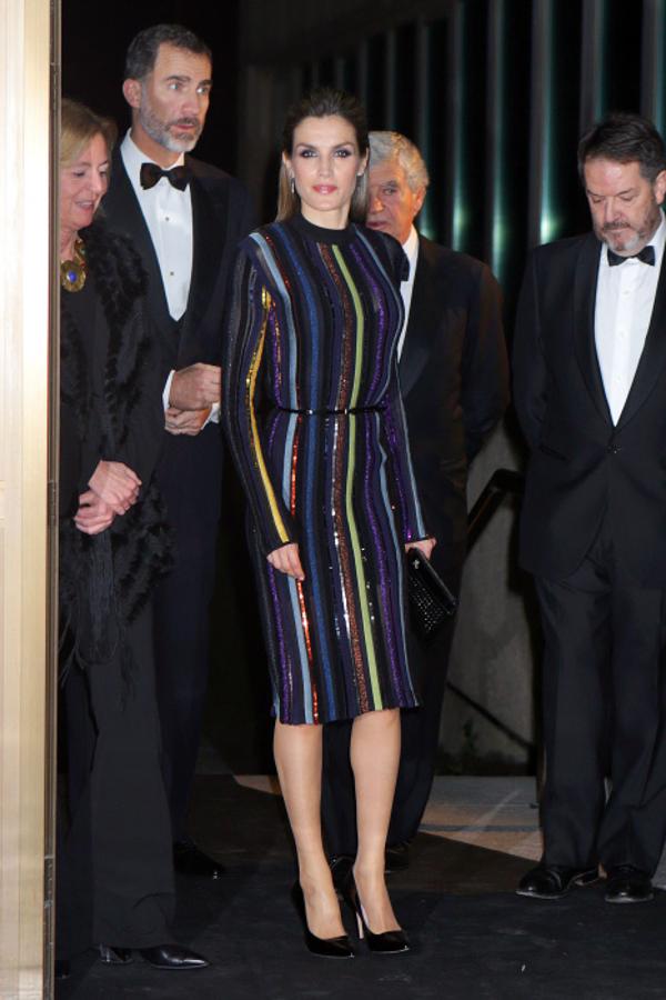 Este fue el gran año de cambio. ¿Por qué lo sabemos? Por este look rompedor con vestido de lentejuelas de rayas de colores, firmado por Nina Ricci, con el que estaba espectacular. También impresionó el peinado, un tupé con volumen como nunca lo habíamos visto en la monarca.
