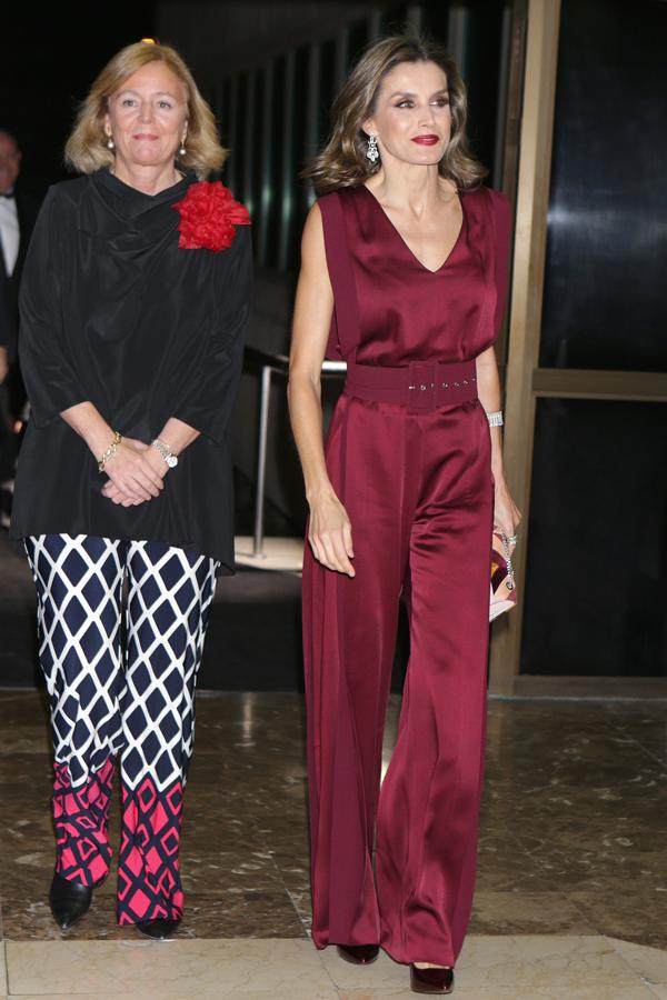 Era la última vez (no la pirmera) que la Reina apostaba por un mono para la ocasión y eligió uno en color vino, de raso, de Ángel Schlesser que marcaba su silueta con un cinturón.