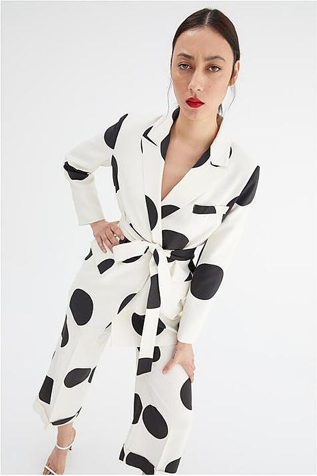 La chaqueta de Carmen Calvo es de las rebajas de Sfera.