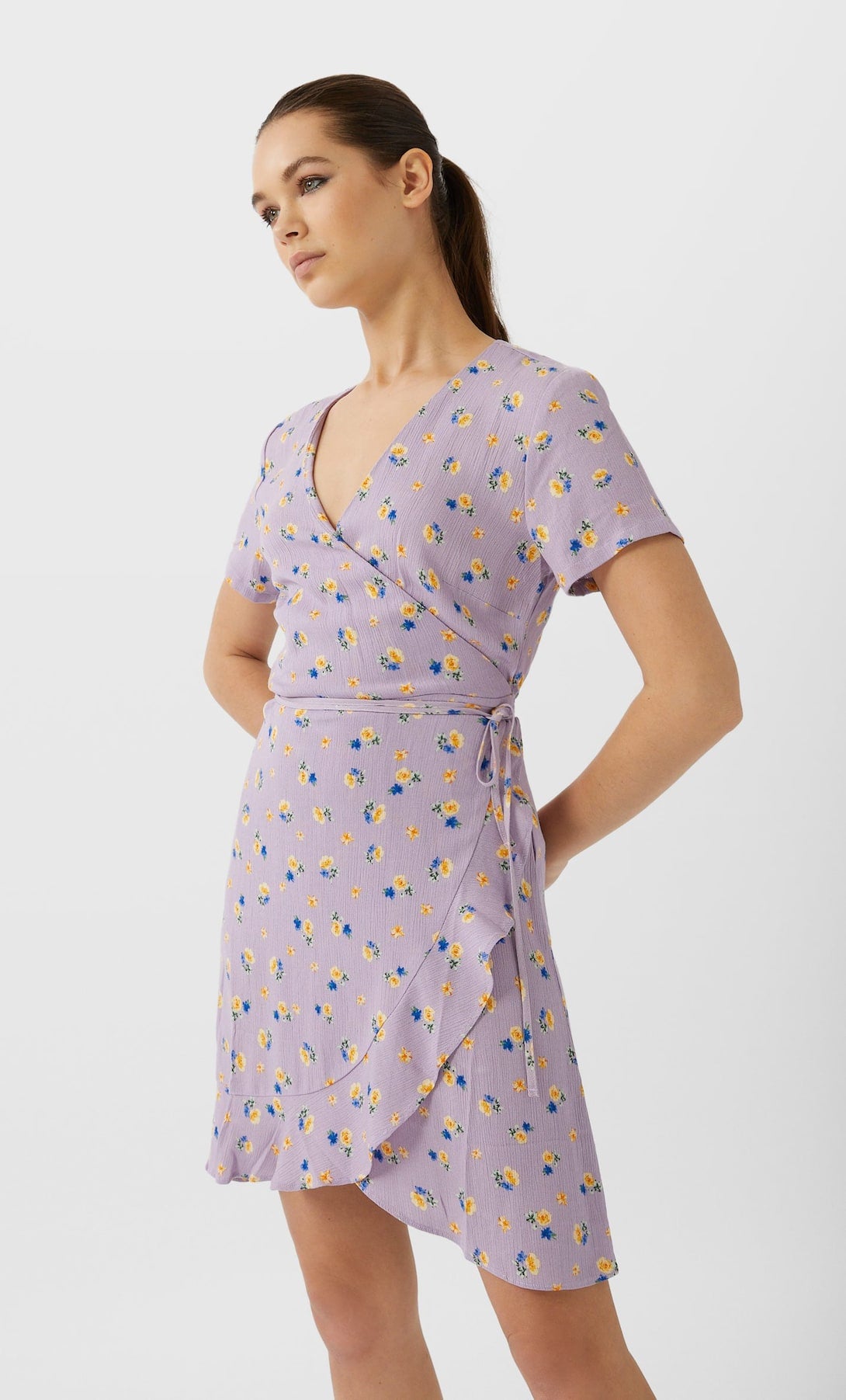 Otro hit: el vestido cruzado con volantes en color lila y con estampado de flores. Avisamos: solo queda una talla... (17,99 euros).