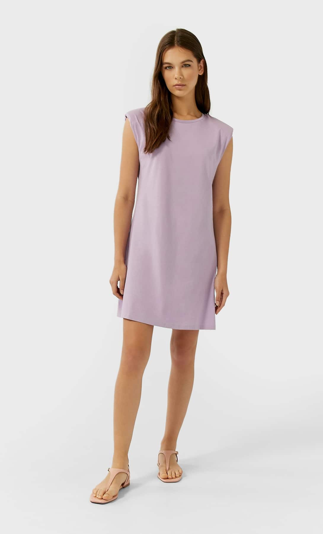 Otro básico pero con mucho estilo: vestido mini con hombreras en tono lila. ¡Todo tendencias! (15,99 euros).