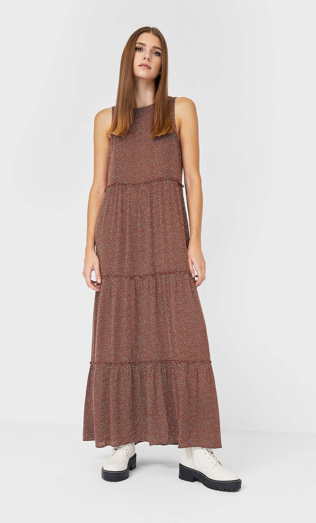 Vestido midi de lunares con cuello redondo y caída acampanada. (25,99 euros).