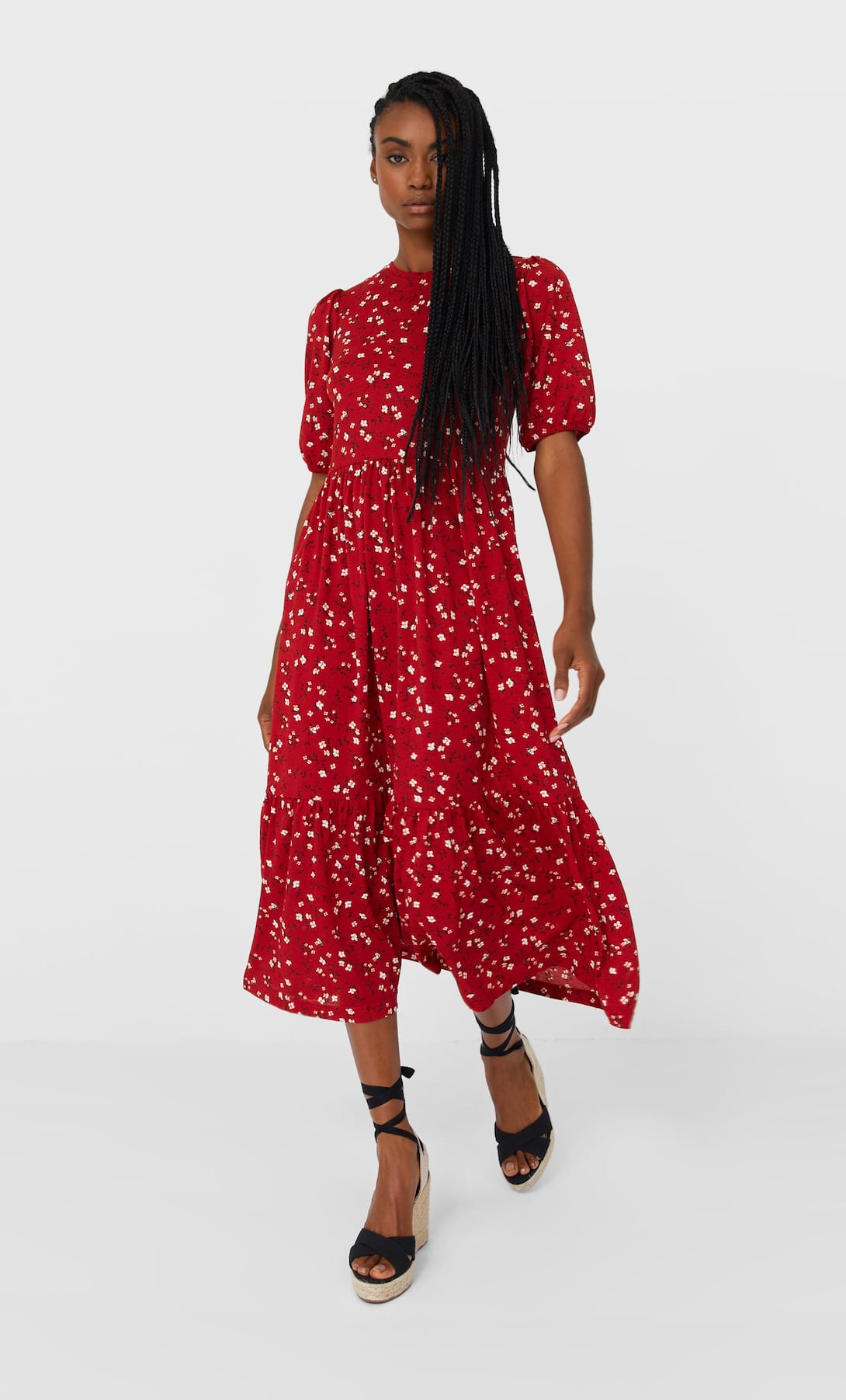 Al más puro estilo Kate Middleton con cuñas de esparto: vestido midi con manags abullonadas y estampado de flores. Por 17,99 euros entre las novedades de Stradivarius.