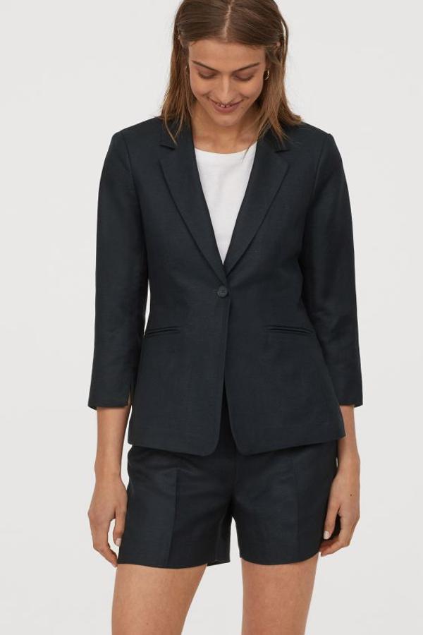 En azul petróleo, confeccionada en sarga de mezcla de lino y viscosa, esta blazer de H&M viene con solapas de muesca y un único botón delantero. Con mangas tres cuartos con abertura corta en los puños, solo está disponible en la web de la firma sueca, cuesta 39,99 euros y podemos encontrarla entre las tallas 32 y 48.