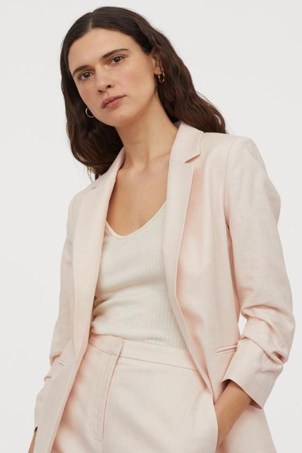 En rosa empolvado, confeccionada en mezcla suave de lino y viscosa con solapas de muesca y corchete oculto delantero, esta blazer de H&M viene con bolsillos delanteros ribeteados y mangas tres cuartos con efecto drapeado en los puños. Cuesta 39,99 euros y está disponible en las tallas 32, 40. 46, 48 y 50, aunque todas se están agotando.