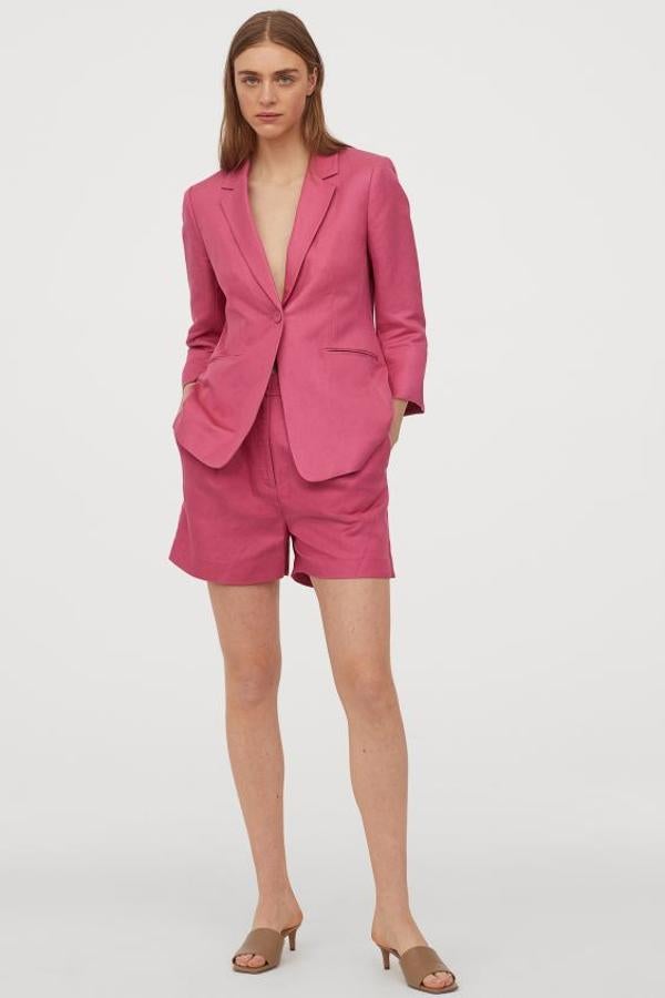 Otra de las propuestas entalladas de H&M es esta blazer en mezcla de lino en color rosa. Con mangas tres cuartos y bolsillos ribeteados, está rebajada y de 39,99 euros ha pasado a costar 21,99 euros. Está disponible entre las tallas 32 y 38.