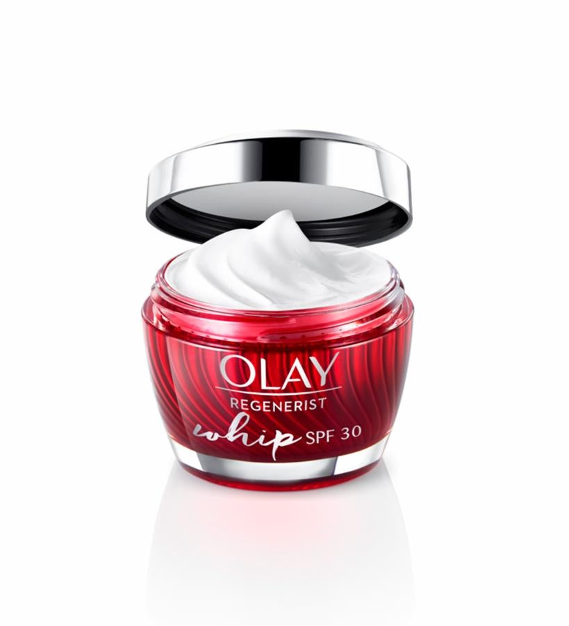 Su textura nube se absorbe al instante, dejando un acabado suave, liso y mate, perfecto para lucir con o sin maquillaje. Su complejo avanzado de amino-péptidos regenera las células de la superficie, hidrata, mejora la elasticidad y firmeza y minimiza la apariencia de líneas de expresión y arrugas.  Regenerist Whip SPF 30 de Olay  (39,99 €).