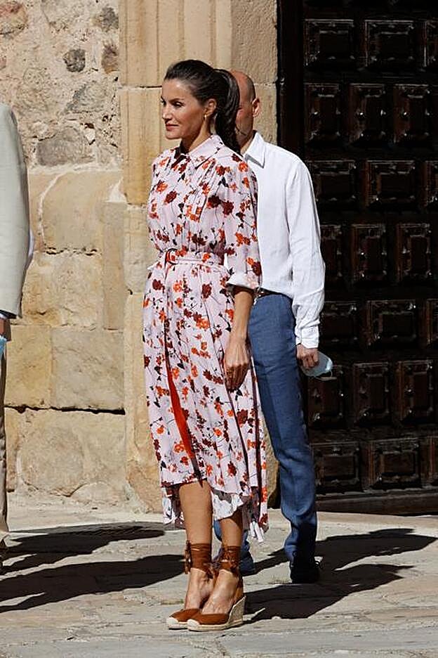 La reina Letizia ha repetido este vestido camisero de flores en tonos rosas, naranjas y granates para su visita a la provincia de Soria.