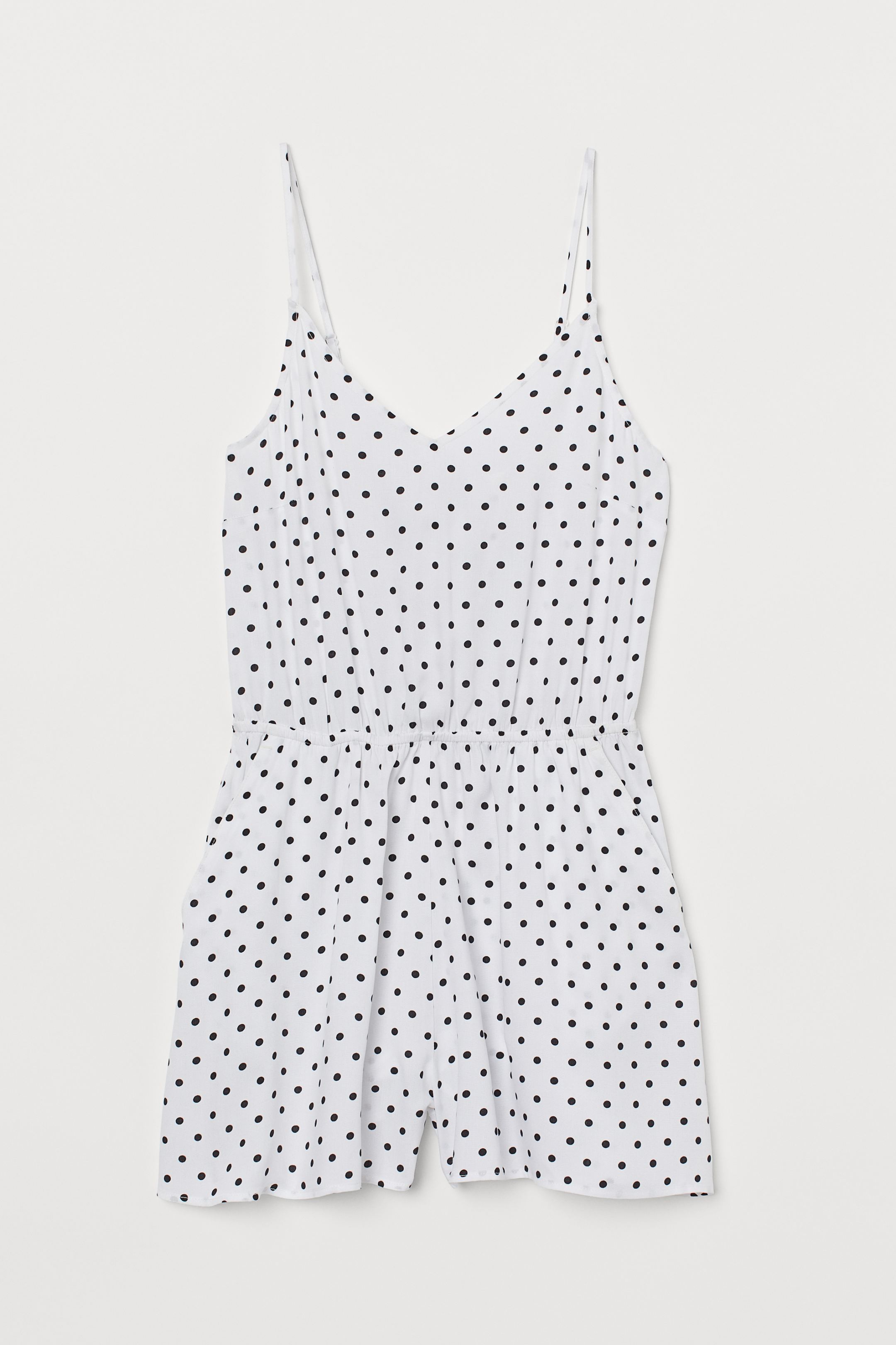 Las  prendas de lunares  siguen triunfando entre las tendencias del verano, y este mono corto es una opción perfecta para soportar las altas temperaturas con estilo. Encuéntralo en H&M por 14,99 euros.