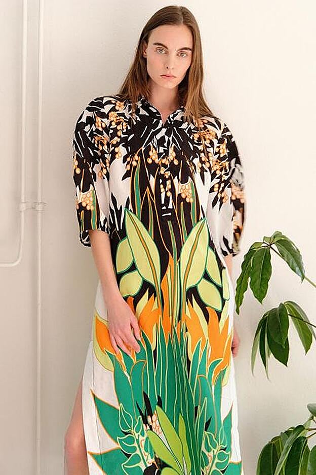 Vestido con estampado tropical, de Sfera.