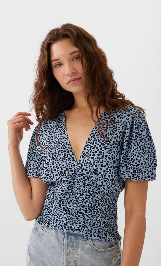 Con manga corta de diseño globo y frontal fruncido con escote de pico, esta blusa con estampado de manchas costaba 15,99 euros y ahora podemos comprar por 7,99 euros únicamente en la talla L.
