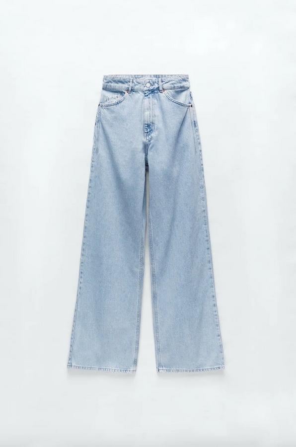 De tiro alto, con efecto lavado y cinco bolsillos, estos jeans de Zara en azul claro tienen el bajo acabado en evasé y el cierre frontal de cremallera y botón metálico. Los puedes comprar por 29,95 euros entre las tallas 32 y 44.