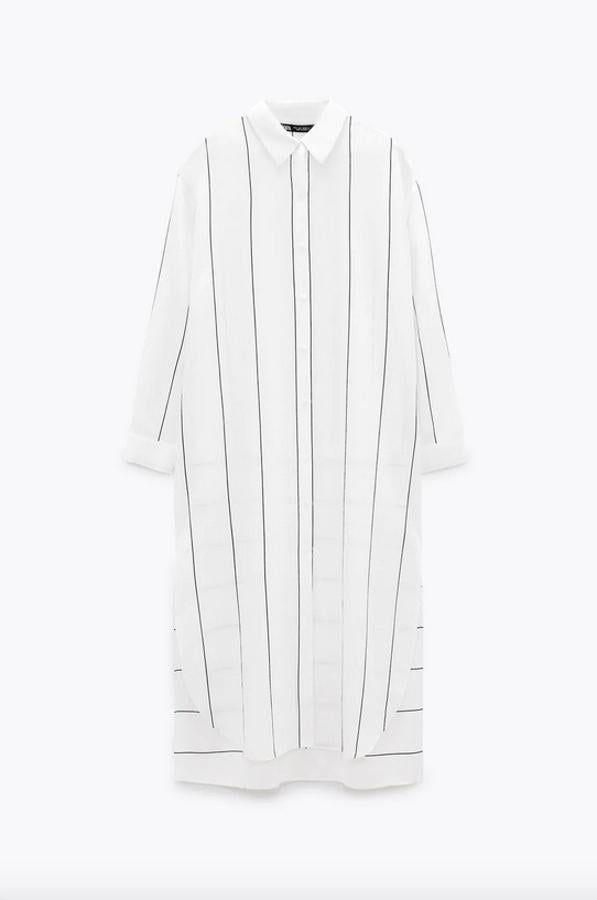 En color crudo, con rayas negras, este vestido camisero asimétrico viene con aberturas laterales y cierre frontal con botones. Cuesta 29,95 euros y solo queda en las tallas XS y S.
