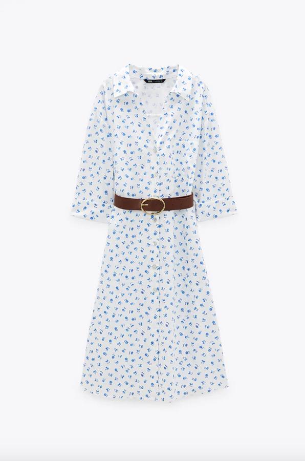 En color blanco con un bonito estampado de flores azules de diseño minimalista, este vestido midi viene con cuello de solapa y manga por debajo del codo acabado en vuelta. Tiene el bajo con aberturas laterales, bolsillo de plastrón en el pecho y cinturón combinado a contraste con hebilla metálica. Cuesta 39,95 euros y está disponible entre las tallas XS y XL.
