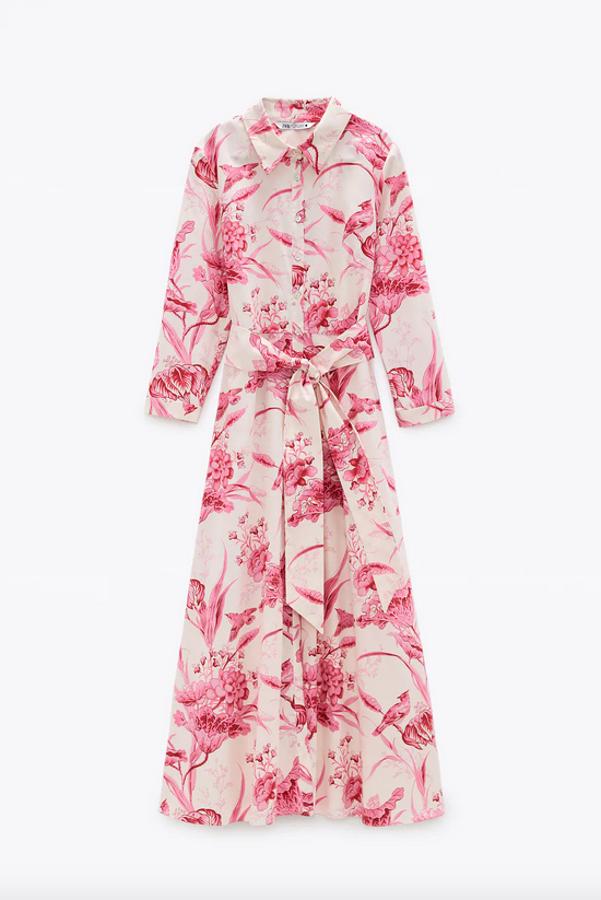 Otra de las propuestas estampadas de Zara es este bonito vestido con motivos florales en color rosa. De cuello solapa con manga por debajo del codo acabada en puño con pliegue, viene con cinturón lazada combinado a tono. Tiene un precio de 39,95 euros y está disponible entre las tallas XS y M.