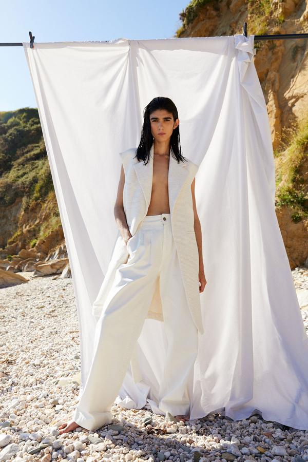 Chaleco largo acolchado con solapas y cinturón, de Sfera (19,99 €).