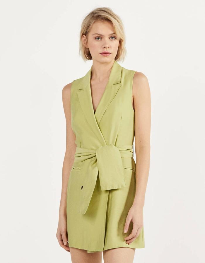 Chaleco tipo blazer con cinturón a juego, de Bershka (7,99 €).