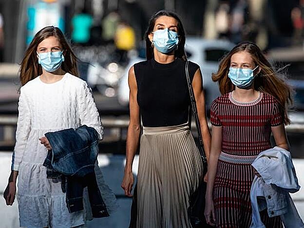 La princesa Leonor, la reina Letizia y la infanta Sofía, fotografiadas en una visita a los Teatro del Canal de Madrid el pasado junio.