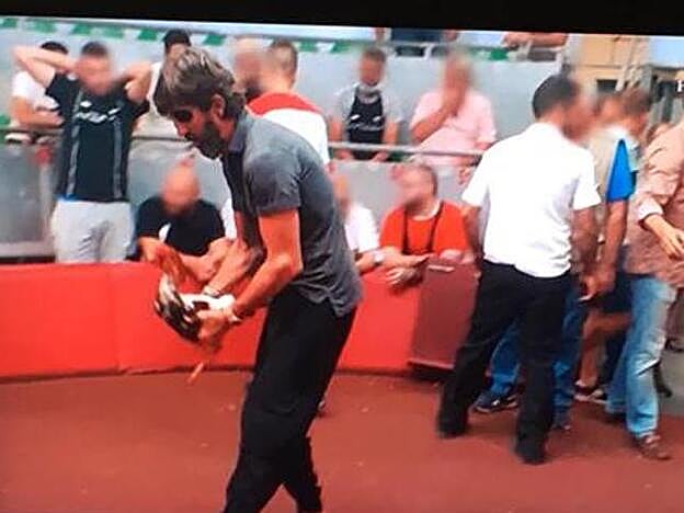 Padilla con uno de los gallos en la mano.