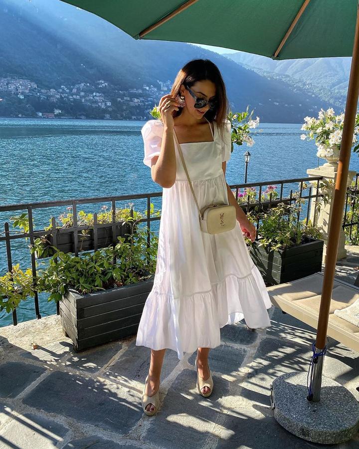 De popelín, con escote cuadrado y volante en el bajo, este total look en blanco lo protagoniza un vestido de la nueva colección de H&M (29,99 euros).