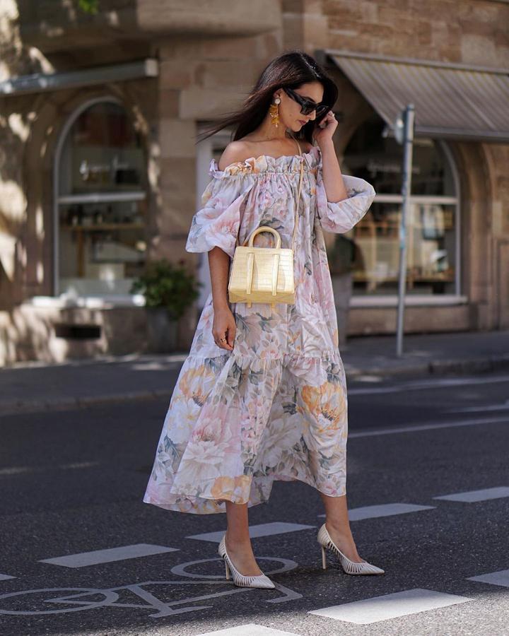 Con un sencillo y discreto estampado de flores, lo que más llama la atención de este vestido de H&M es su escote bardot (39,99 euros). Nos encanta la combinación con el bolso en amarillo pastel.