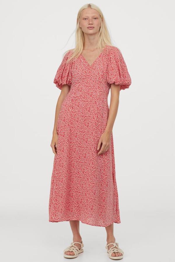 Con escote corazón y costuras fruncidas en hombros y bajo el busto para un efecto ligeramente drapeado, este vestido midi de H&M viene con mangas cortas abullonadas y falda forrada en punto. Cuesta 34,99 euros y está disponible entre las tallas 32 y 50.