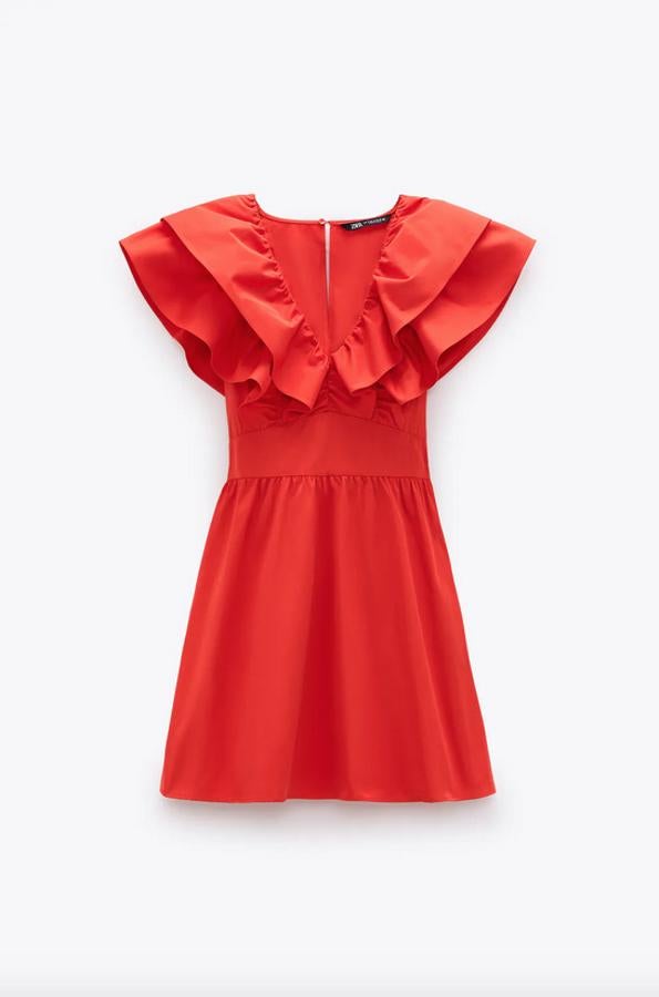 Con cintura elástica en nido de abeja en la espalda, este vestido mini de escote de pico con frunces y manga corta viene con detalle de volantes combinados a tono en la parte superior de la prenda. Tiene un precio de 29,95 euros y está disponible entre las tallas XS y XL.