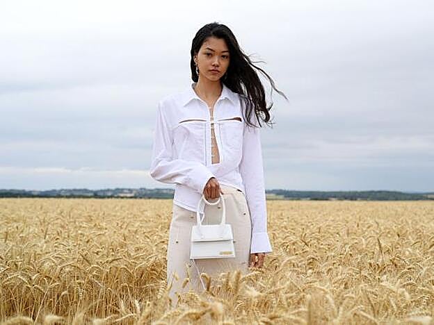 Una de las salidas del desfile de p/v 2021 de Jacquemus.