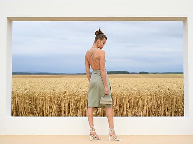 El idílico escenario natural de un campo de trigo cerca de París que sirvió como pasarela para el desfile de p/v 2021 de Jacquemus.