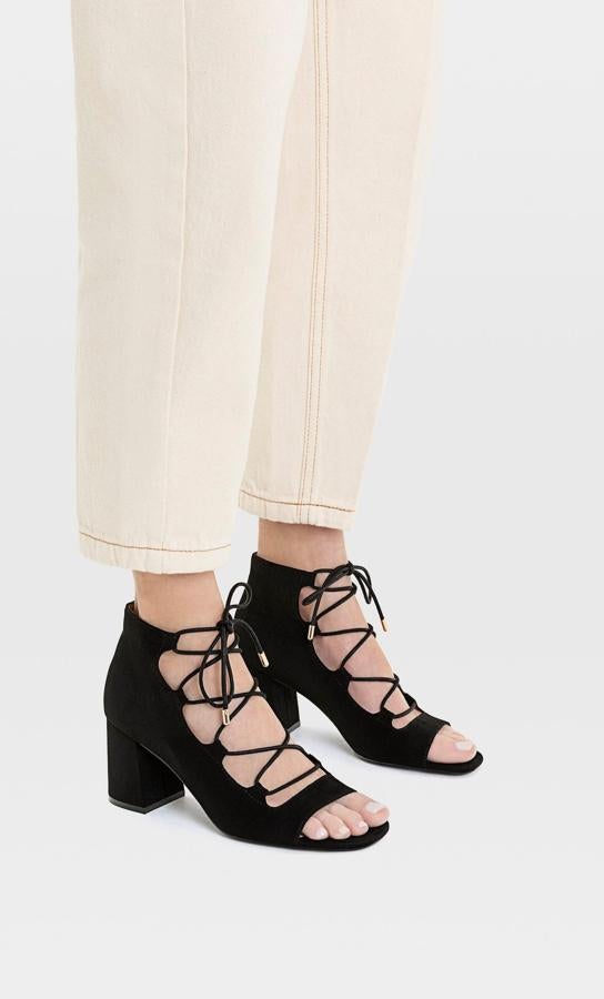 Sandalias negras con tiras, (9,99 euros).