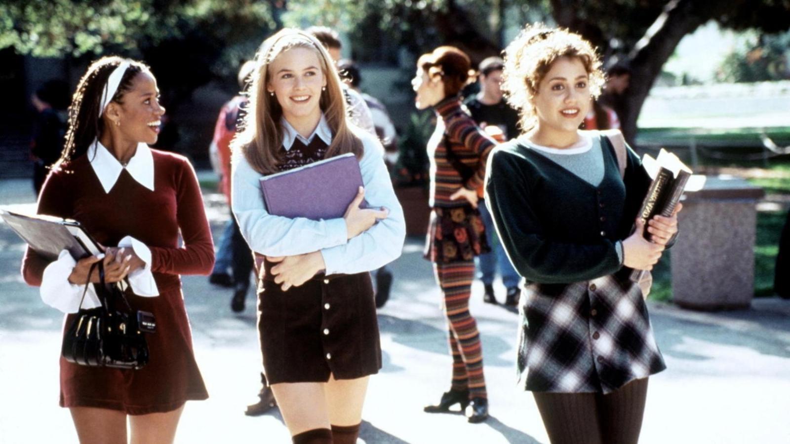 Camisas en las que los protagonistas son los cuellos, minifaldas con botones delanteros, chalecos de punto... Pocas escenas hay que reúnan tantas tendencias en una y hoy en día, las llevamos todas.