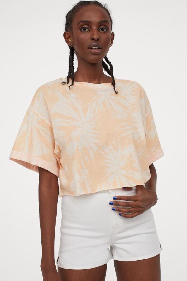 En H&M hemos encontrado estos pantalones cortos en sarga elástica de algodón, con modelo de talle alto, cierre de cremallera con botón y aberturas cortas en los laterales. Tienen un precio de 9,99 euros entre las tallas 32 y 42.