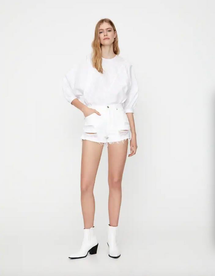 En Pull&Bear hemos encontrado estos shorts con detalle de rotos amplios y corte mom, que cuestan 19,99 euros y están disponibles entre las tallas 32 y 42, menos en la 36.