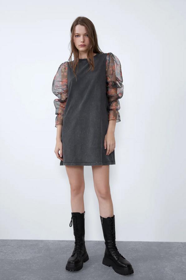 En efecto lavado con cuello redondo y manga larga combinada en organza abullonada en el hombro este vestido en gris antracita ha pasado de 22,95 euros a 9,99 euros y solo queda en la talla S.