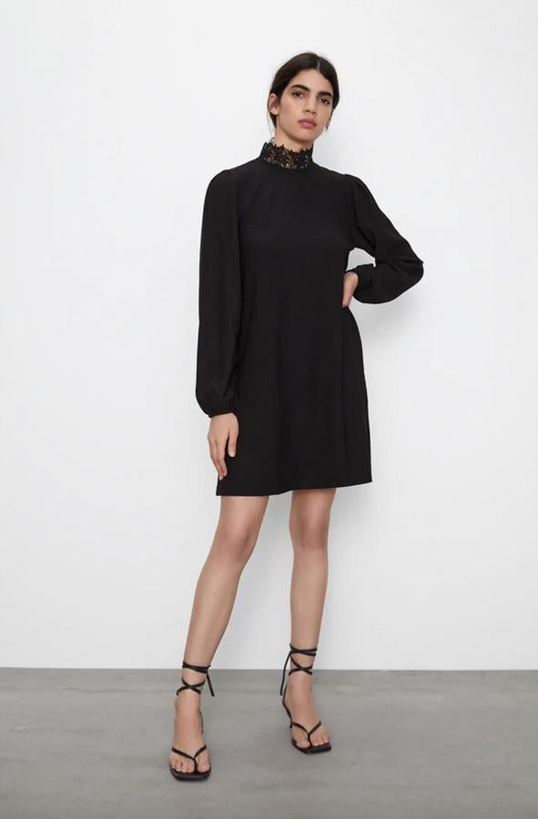 Si buscas un vestido mini negro con el que renovar tu armario este de cuello subido y manga larga acabado en elástico puede ser una excelente opción. De 19,95 euros ha pasado a 9,99 euros y solo queda en la talla S.