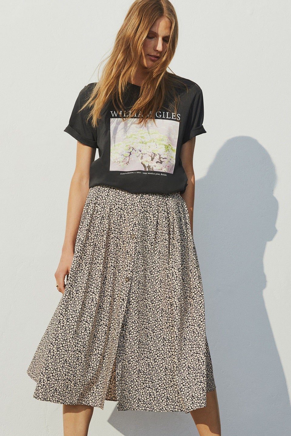 Falda midi con estampado de flores. Un best seller de la nueva colección de H&M que está a punto de agotarse. (24,99 euros).