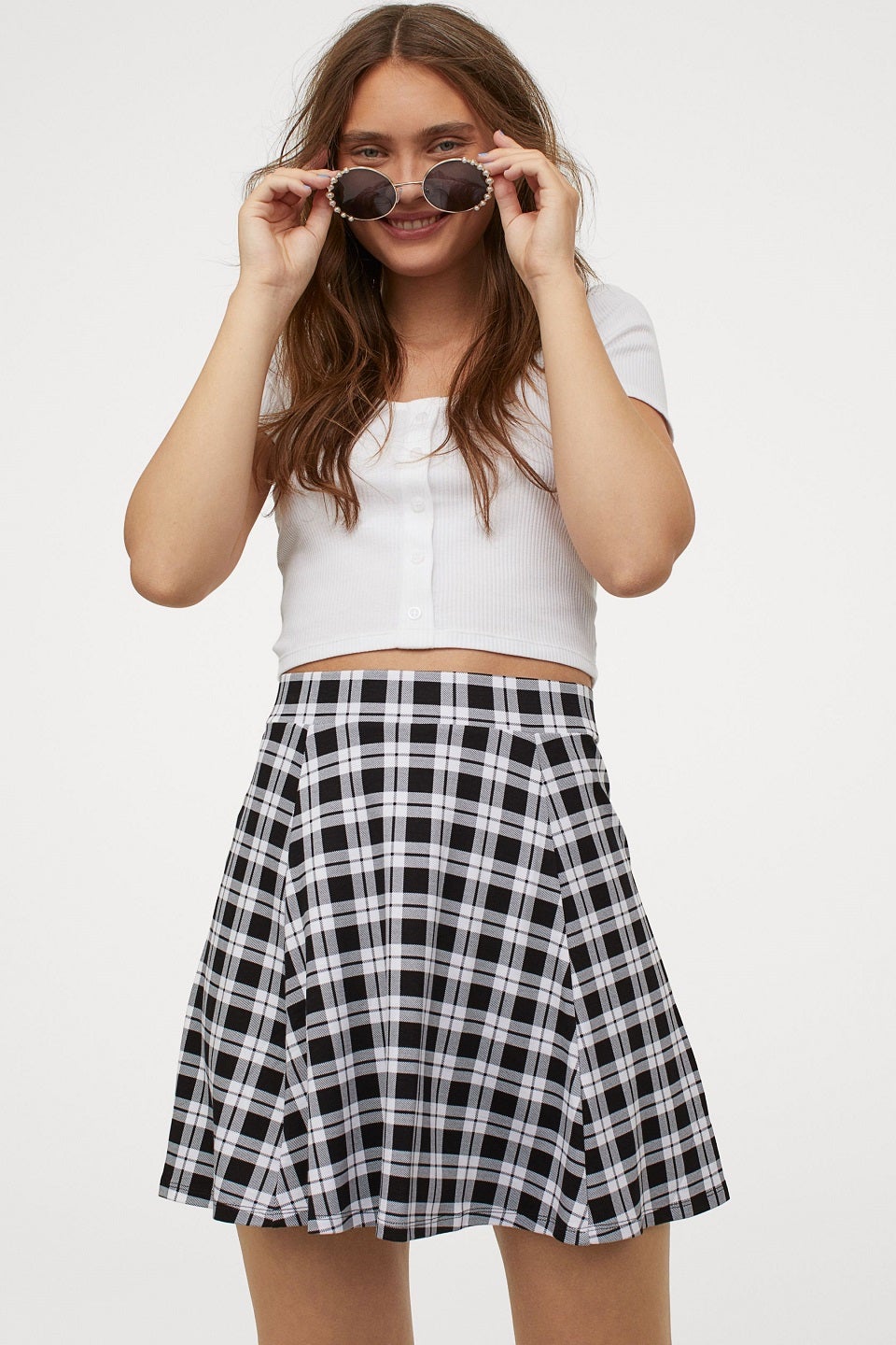 Falda tipo skater con estampado de cuadros para un look muy fresco y juvenil. De la nueva colección de H&M por 14,99 euros.