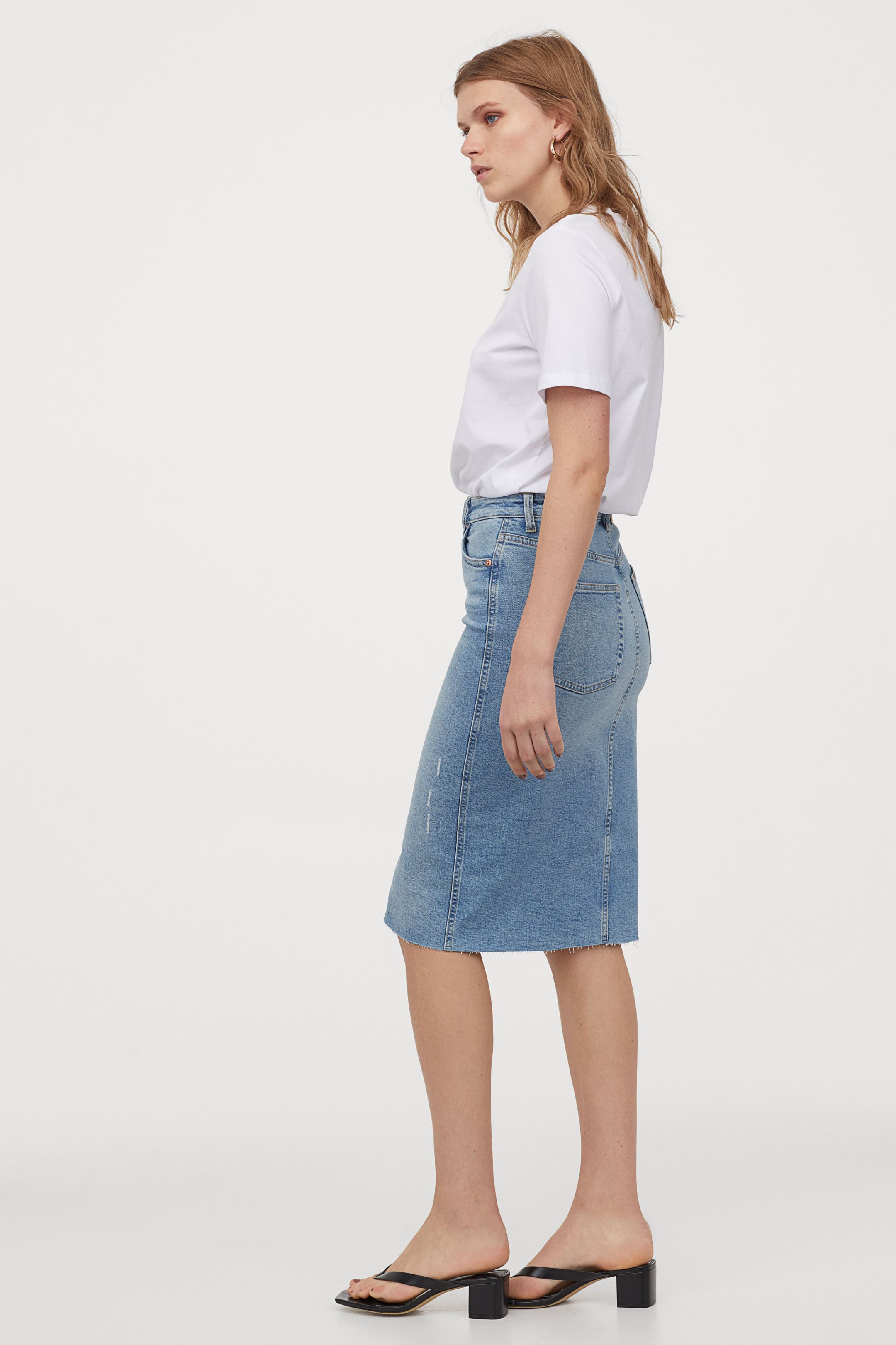 La nueva colección de H&M ha incluido entre sus novedades una falda midi vaquera porque sienta bien a cualquier edad y porque es perfecta para crear looks repletos de estilo. (24,99 euros).