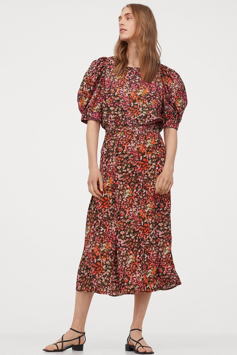 Falda midi de talle alto con estampado de flores y abertura lateral para presumir de piernas bonitas. (19,99 euros).