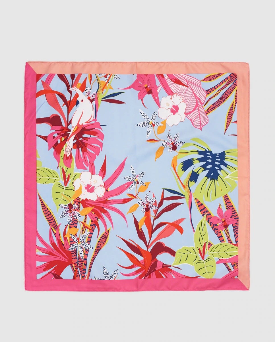 Pañuelo cuadrado con estampado tropical en tonos rosas de El Corte Inglés. (3,99 euros).