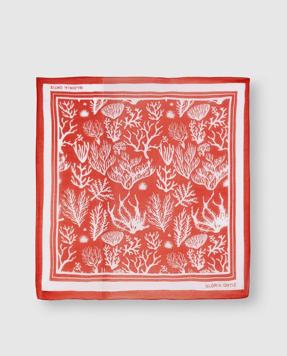 Con motivos marinos en rojo y blanco de Gloria Ortiz. (11,99 euros).