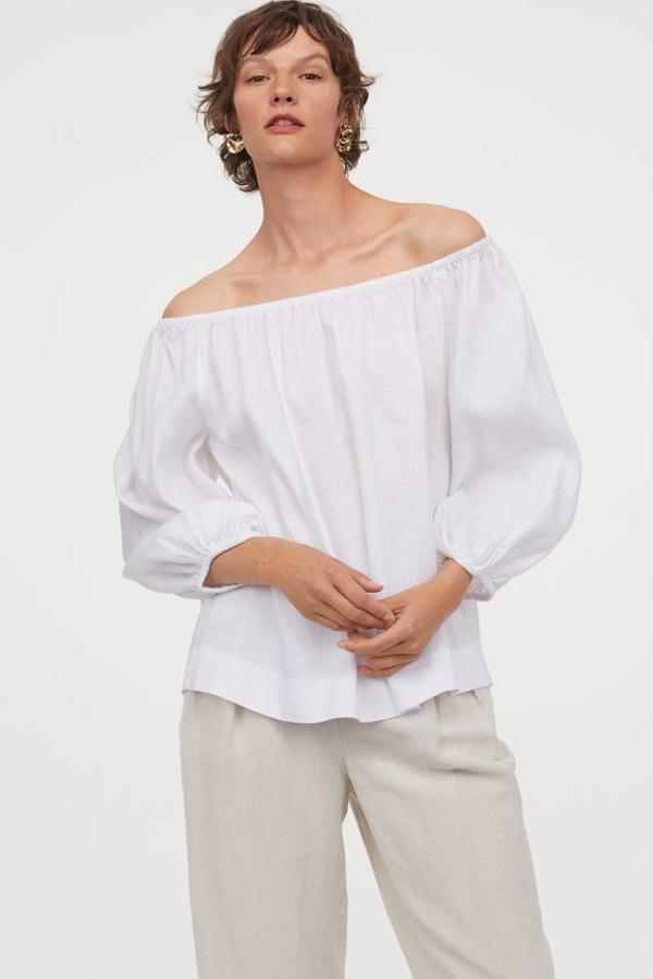 Esta blusa vaporosa de lino con escote amplio de H&M viene con elástico fino revestido y mangas tres cuartos con hombros fruncidos y puños elásticos. Tiene un precio de 24,99 euros y está disponible entre las tallas XS y XXL.