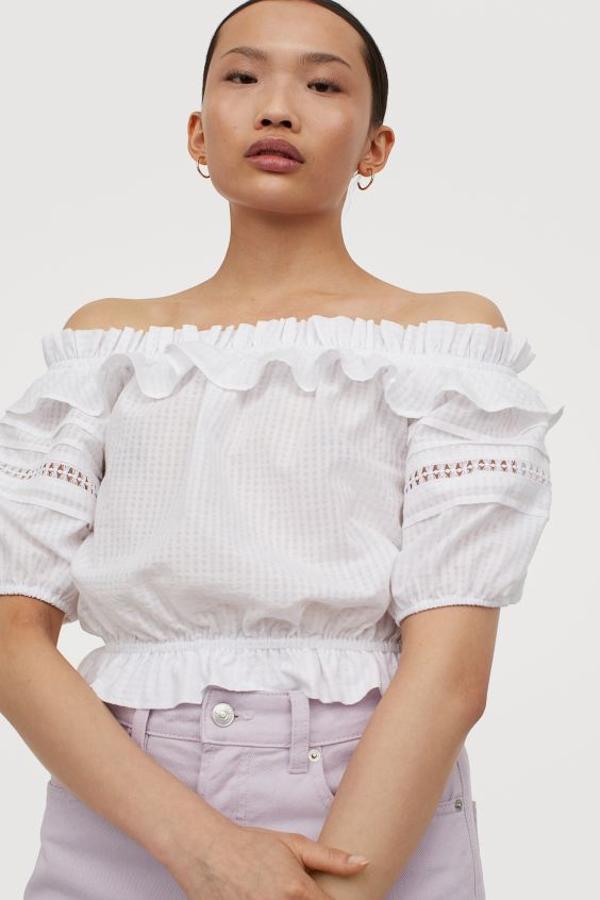 Confeccionada en sircasa suave de algodón con bajo de volante y remate elástico de volante en la parte superior y mangas cortas abullonadas con ribetes pespunteados e inserción bordada. Solo se puede encontrar en la web de H&M y de 17,99 euros ha pasado a 6,99 euros. Está disponible entre las tallas 32 y 48.