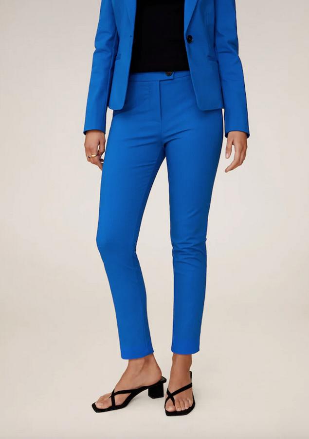 Corte skinny y tiro medio para este pantalón de traje en pitillo con cierre de cremallera y botón en un llamativo color azul. Es de Mango y de 25,99 euros ha pasado a 19,99 euros y podemos encontrarlo en las tallas 36 y 38.