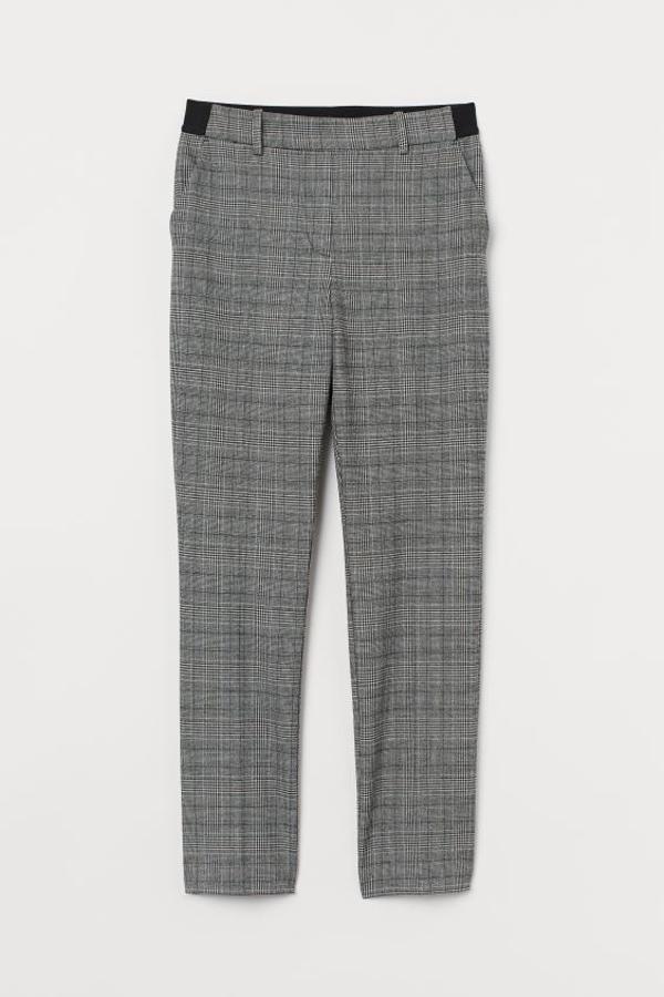 Estampado de cuadros con pata de gallo para este pantalón pitillo tobillero en sarga elástica con raya. Con bolsillos al bies, costaban 19,99 euros y ahora podemos comprarlos en H&M por 9,99 euros entre las tallas 32 y 50.
