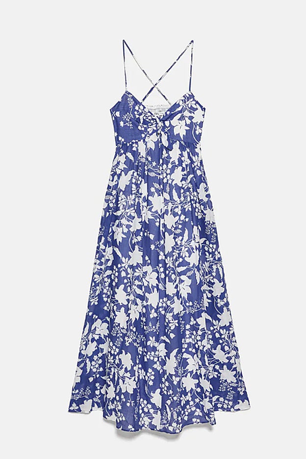 Vestido de tirantes con la falda acampanada de Zara, con 'print' de flores.
