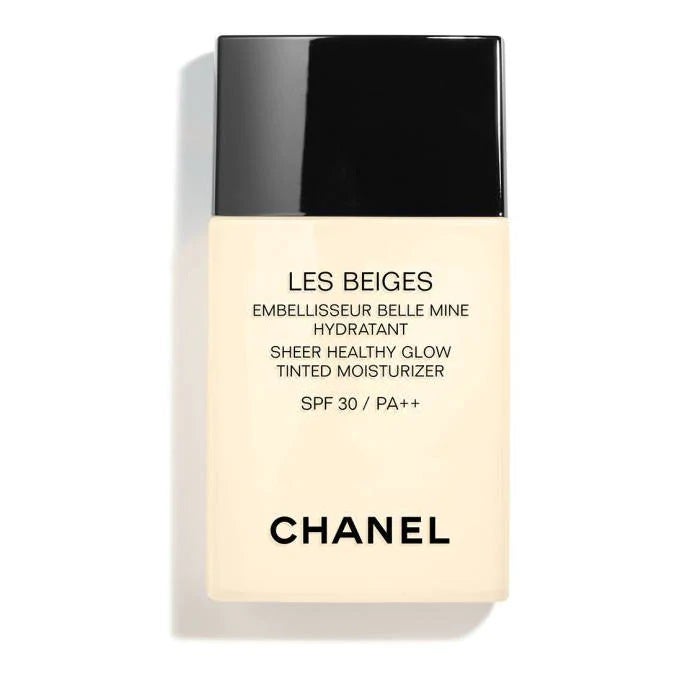 Otra opción muy completa es este fondo de maquillaje Les Beiges de Chanel, que hidrata gracias al ácido hialurónico y unifica la tez por los pigmentos minerales Healthy Glow Booster y los polvos Soft Focus. Ideal para pieles sensibles, el extracto de hoja de kalanchoe con poder antioxidante combinado con filtros solares SPF30 / PA ++ protege la piel de las agresiones externas.  En Sephora por 46,55 euros .